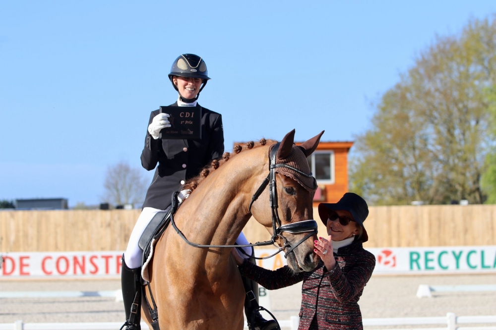 Podium pour Camille Judet-Cheret (Pamfou dressage) et ??́????? ?? ???